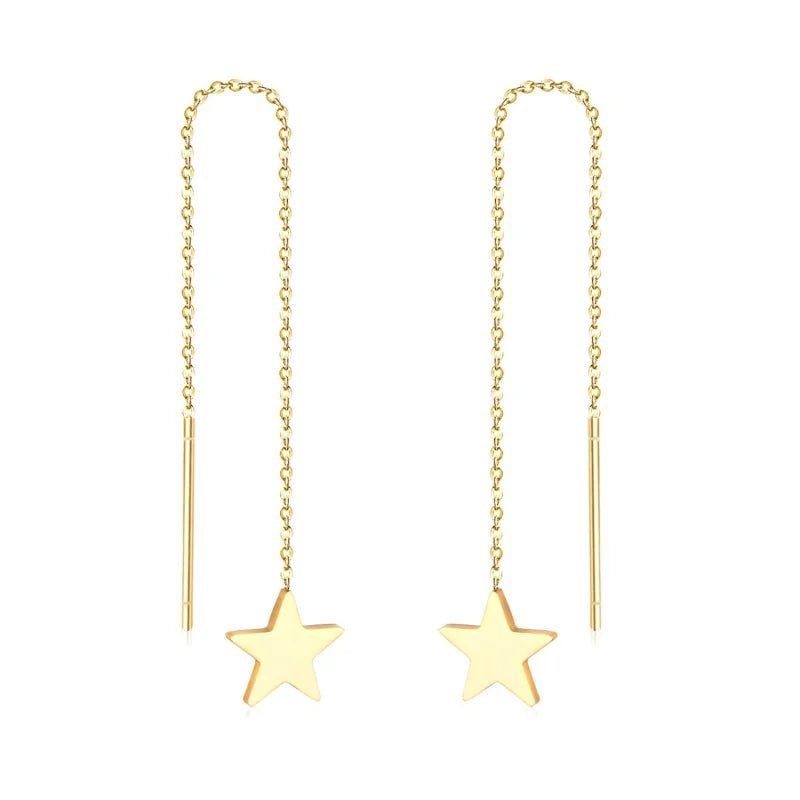 Gouden stervormige oorbellen met fijne kettinkjes.