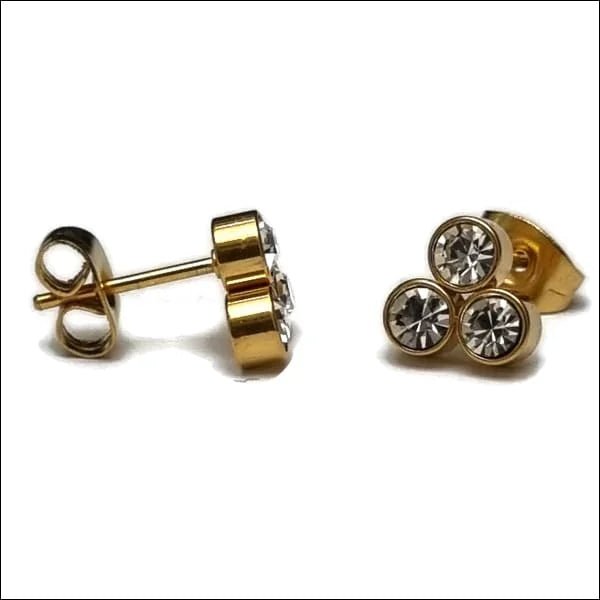 Een paar gouden en diamanten oorbellen