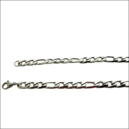 Een paar armbanden met zilveren kettingen