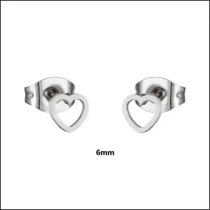 Eenvoudige hartvormige zilveren oorbellen.