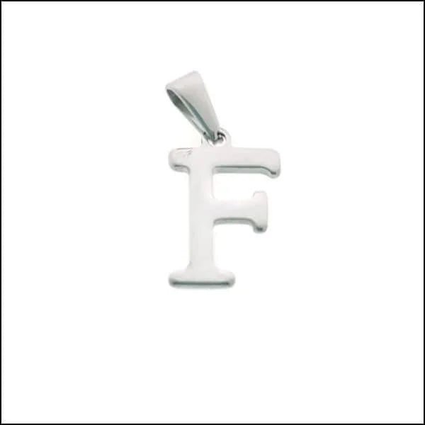 Een witte metalen letter f op een witte achtergrond