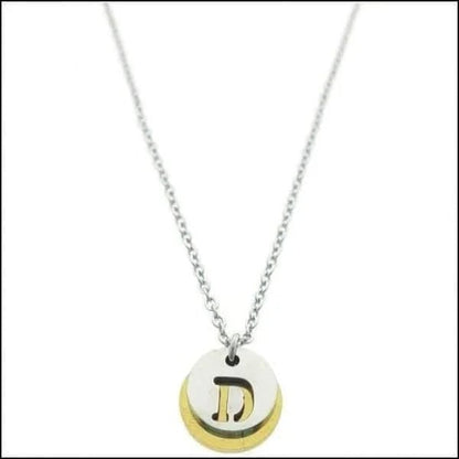 Een ketting met een letter erop