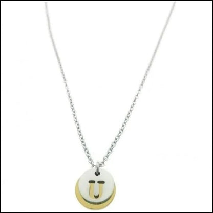 Een ketting met een letter j erop
