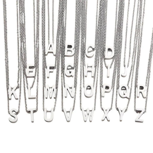 Een rij potloden met letters op de zijkant.