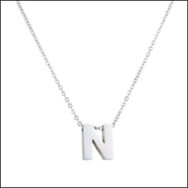 Een halsketting met witte letters en een zilveren ketting