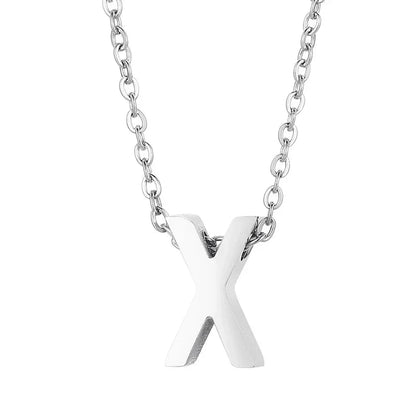 Zilveren letter ’X’ hanger aan een ketting.