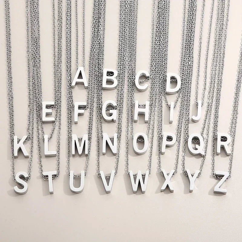 Witte letters van het alfabet verticaal gerangschikt in een cascadepatroon.