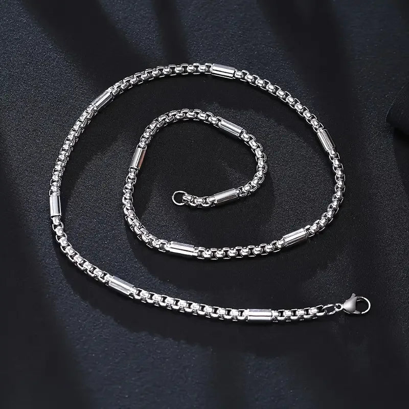 Zilveren ketting met afwisselend cilindrische schakels en ronde schakels.