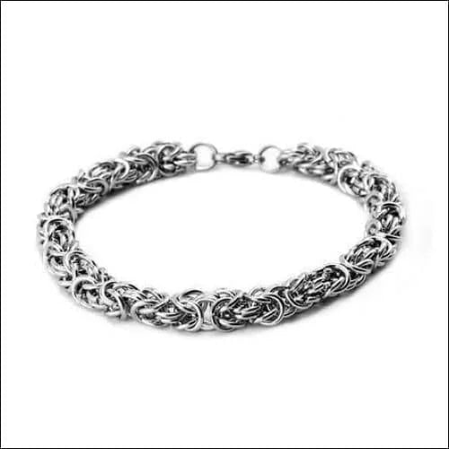 Een zilveren armband met een knoopmotief erop