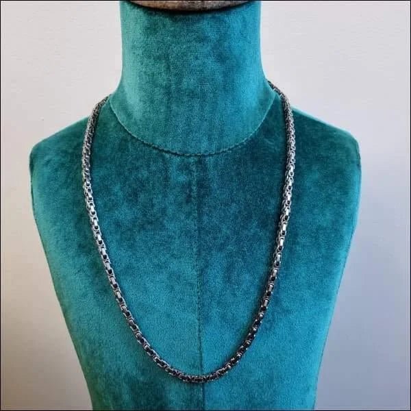 Een close-up van een etalagepop met een ketting eraan