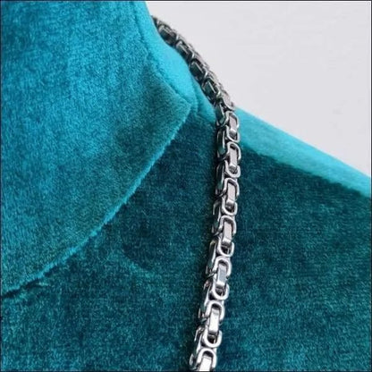 Een zilveren ketting op groen fluweel