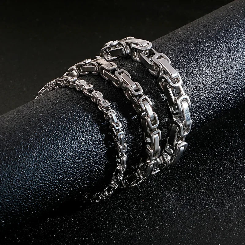 Een paar roestvrijstalen armbanden