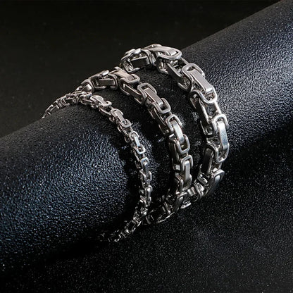 Een paar roestvrijstalen armbanden