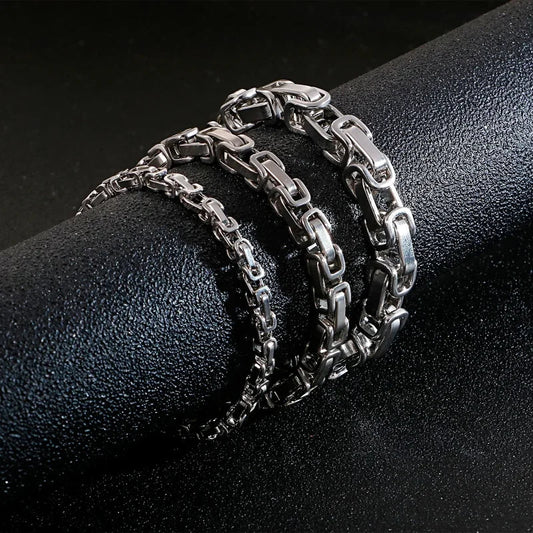 Een paar roestvrijstalen armbanden