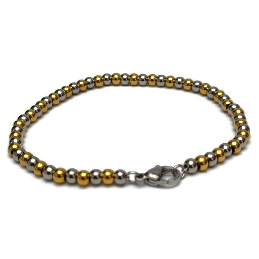 Een armband met een gouden en zilveren bea