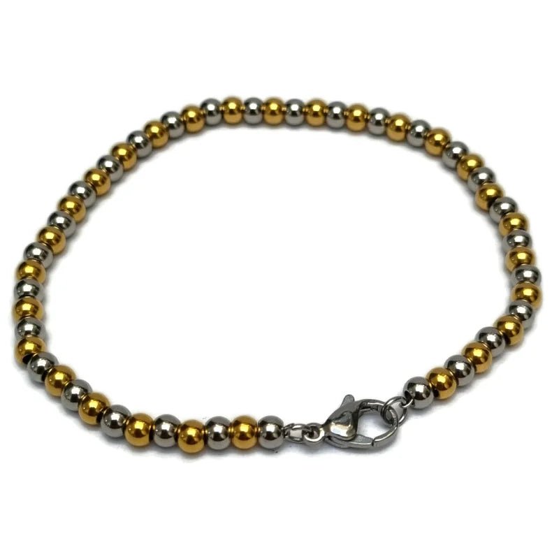 Een armband met tweekleurige kralen en een sluiting