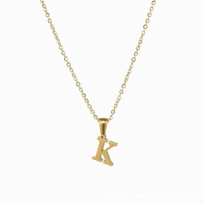 Goudkleurige letter ’K’ hanger ketting aan een delicate ketting.