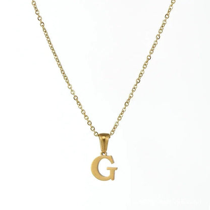 Goudkleurige letter ’G’ hanger ketting aan een delicate ketting.