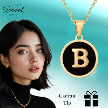 Collier en acier doré avec lettre noire
