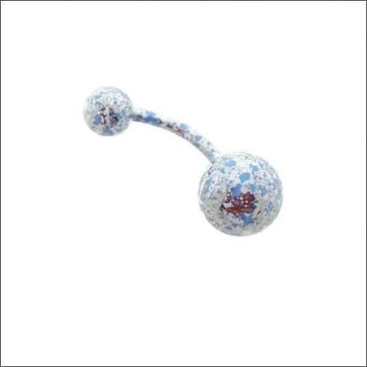 Een paar blauwe en witte glazen kralen met een zilveren bea