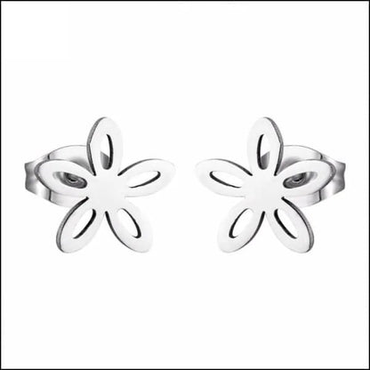 Een paar zilveren oorbellen met een bloemmotief
