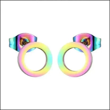 Een paar regenboogkleurige metalen ringen