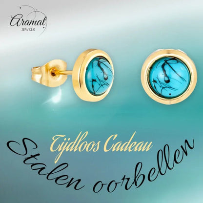 Turquoise oorbellen met gouden rand.
