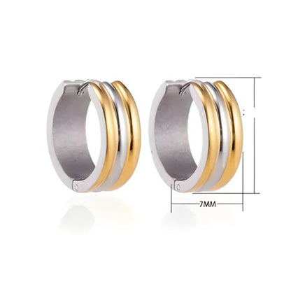 Een paar tweekleurige gouden en zilveren oorbellen