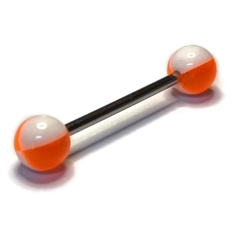 Een paar oranje en witte ballen op een witte achtergrond