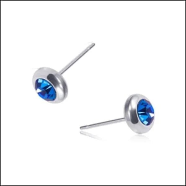 Een paar blauwe kristallen oorbellen