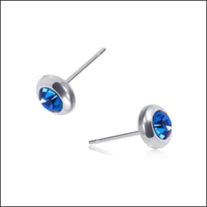 Een paar blauwe kristallen oorbellen