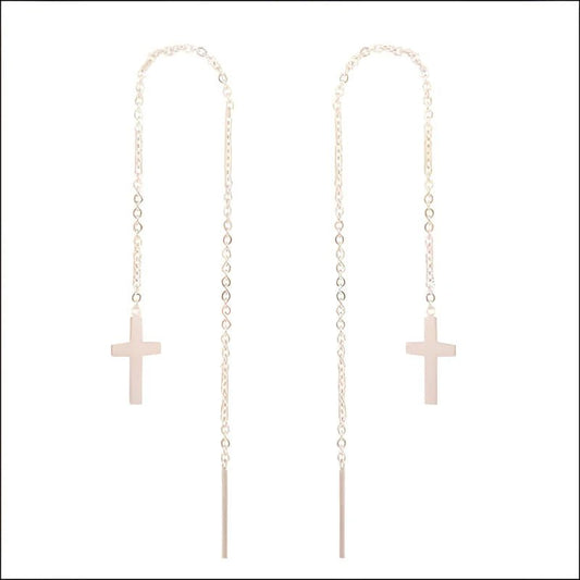 Een paar oorbellen met een kruis en ketting