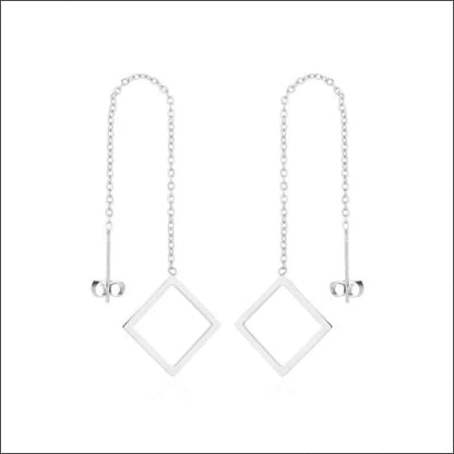 Een paar zilveren oorbellen met een ketting