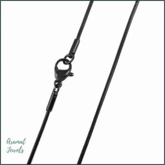 Een close-up van een zwarte ketting met een sluiting eraan