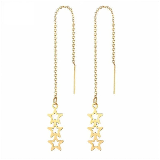 Een paar gouden oorbellen met sterren aan de onderkant