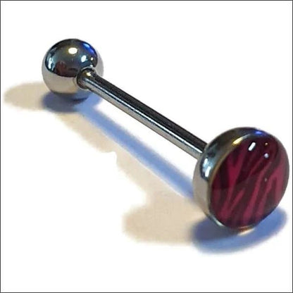 Een rode glazen bol met een zwarte metalen staaf