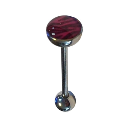 Een rode glazen bol met een zwarte metalen staaf