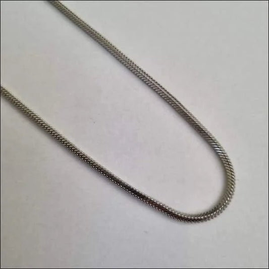 Een zilveren ketting met een zilveren slotje