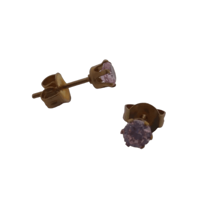 Een paar oorbellen met een paarse steen