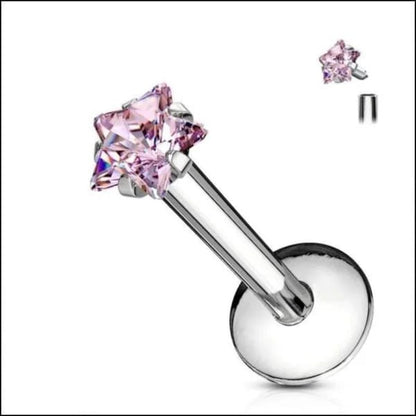 Een paar roze kastjes staan in een zilveren bol