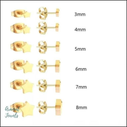 Een set gouden oorbellen met een enkele oorbel