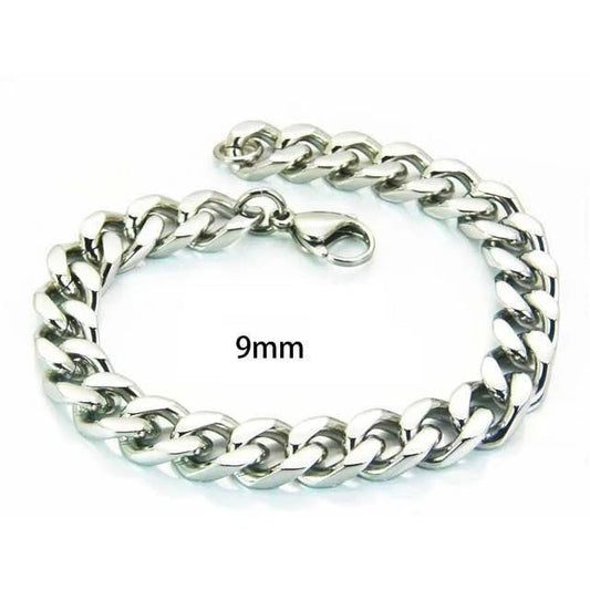 Een zilveren armband met een dikke ketting
