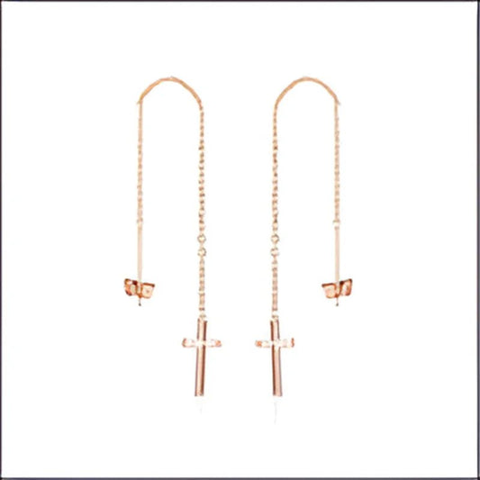 Een paar oorbellen met een ketting en een staafje