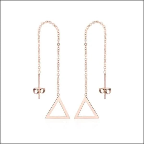 Een paar oorbellen met een driehoek en ketting