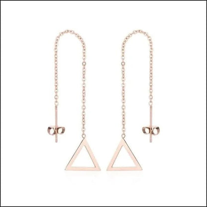Een paar oorbellen met een driehoek en ketting