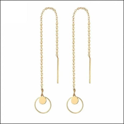 Een paar gouden oorbellen met een cirkelvormig ontwerp