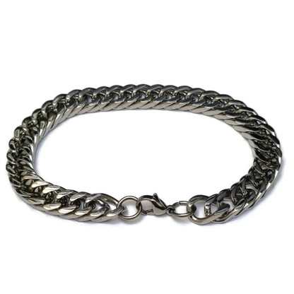 Een zilveren armband met een ketting eraan