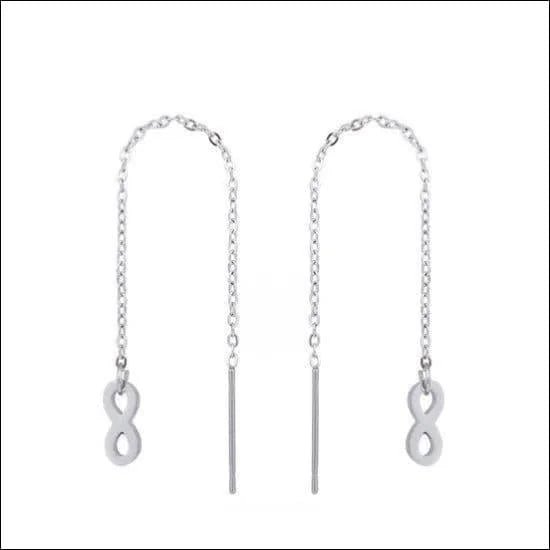 Een paar zilveren oorbellen met een ketting en een haakje