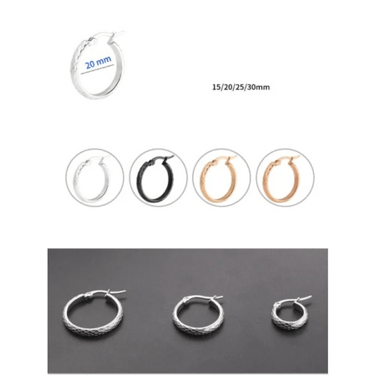 Een close-up van een paar hoepeloorbellen met verschillende motieven