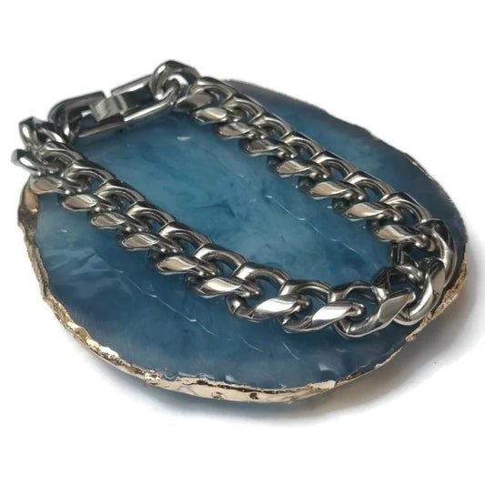 Een close-up van een blauwe agaat met een zilveren ketting